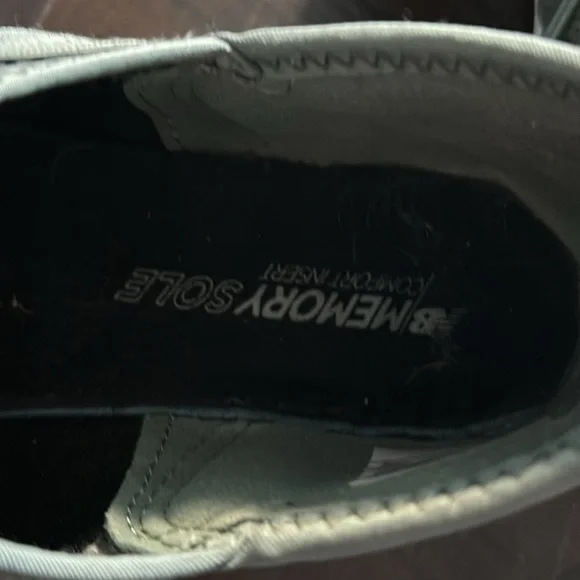 New Balance athletic shoes like new.  Cute color. - Picture 4 of 6